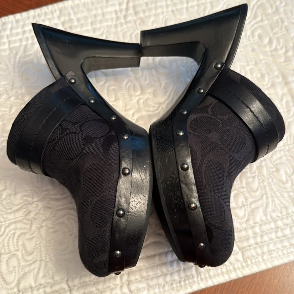 Coach clogs. - Picture 4 of 6